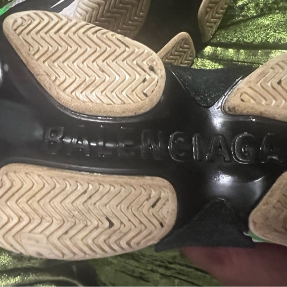 Balenciaga Low Top Chunky Sneakers
White
Colorblock Pattern - Picture 4 of 5